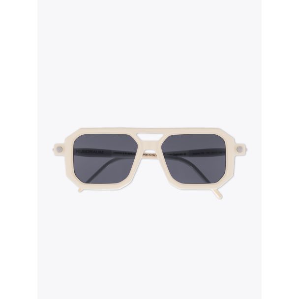 Kuboraum Mask P8 D-Frame Sunglasses White with folded temples front view