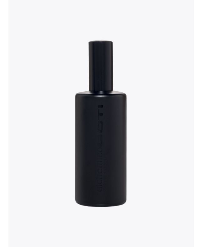 Front view of the black glass bottle of Goti Alchemico Acqua parfum.